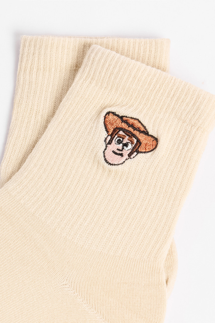 Medias cortas kakis claras con bordado de Toy Story