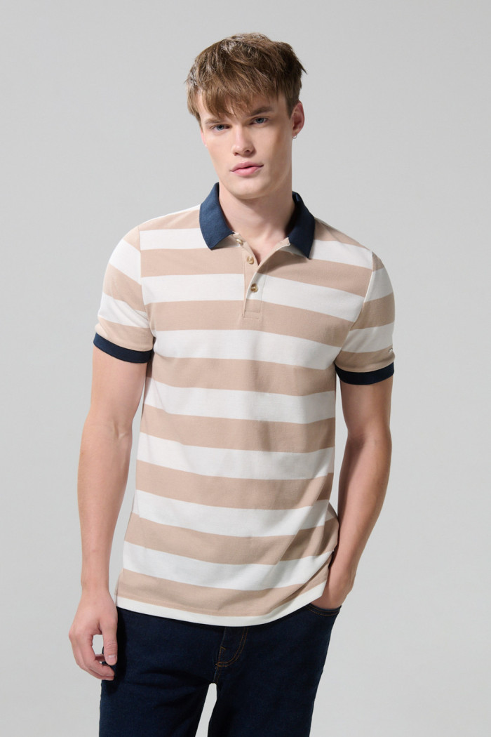Camiseta polo kaki clara con rayas blancas continuas
