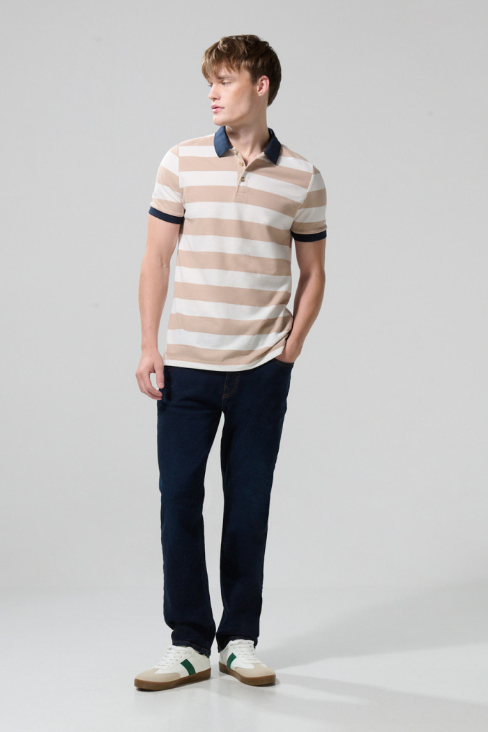 Camiseta polo kaki clara con rayas blancas continuas