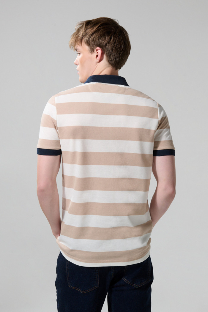 Camiseta polo kaki clara con rayas blancas continuas