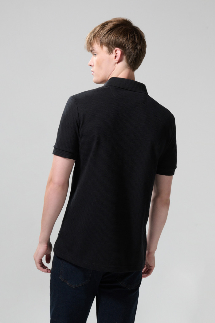 Camiseta unicolor tipo polo con manga corta y botones