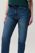 Jean azul oscuro mom con ligeros desgastes y tiro súper alto
