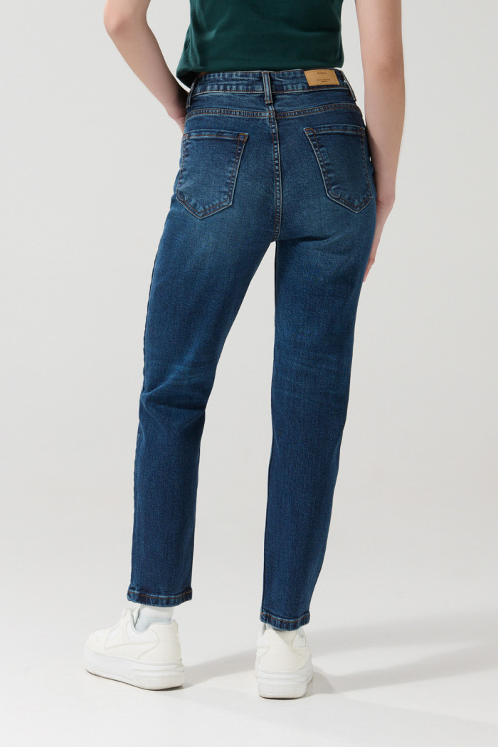 Jean azul oscuro mom con ligeros desgastes y tiro súper alto