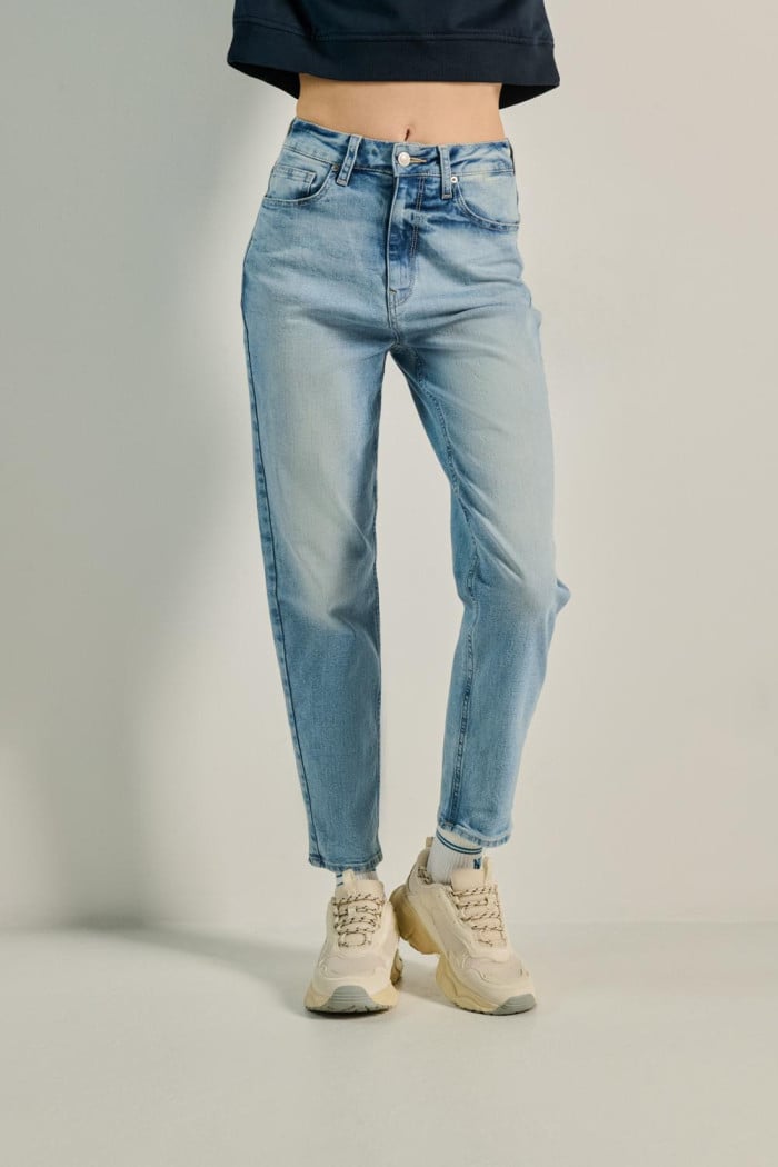 Jean azul claro mom fit con desgastes y súper tiro alto