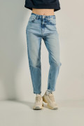 Jean azul claro mom fit con desgastes y súper tiro alto
