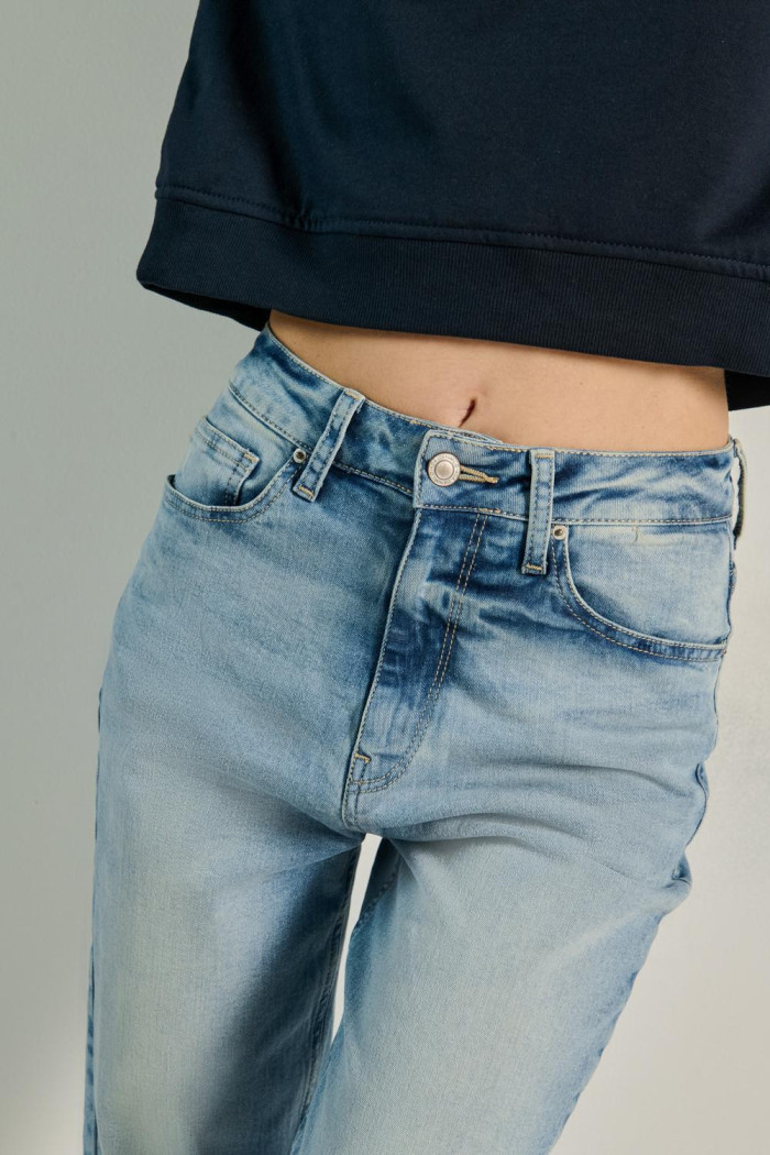 Jean azul claro mom fit con desgastes y súper tiro alto