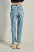 Jean azul claro mom fit con desgastes y súper tiro alto