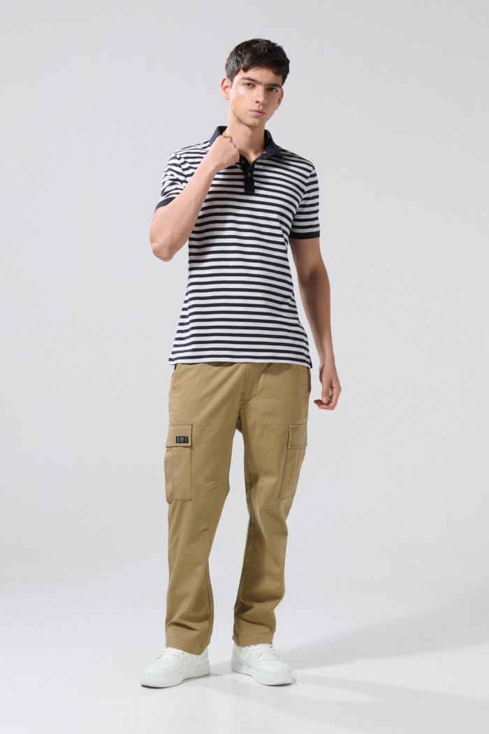 Camiseta polo azul intensa a rayas con manga corta