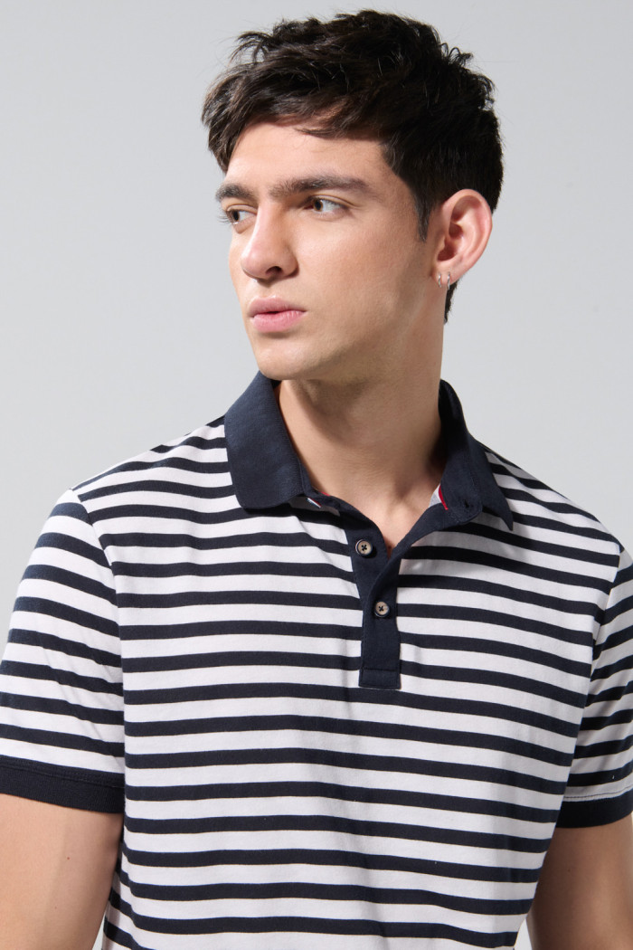 Camiseta polo azul intensa a rayas con manga corta