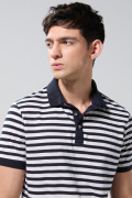 Camiseta polo azul intensa a rayas con manga corta