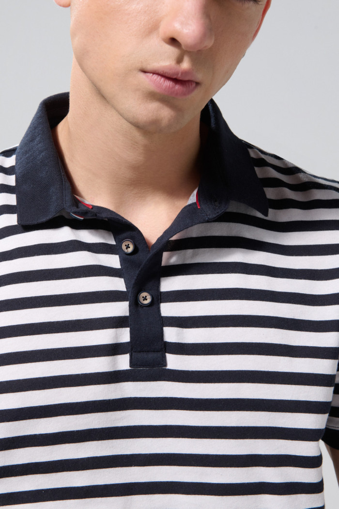 Camiseta polo azul intensa a rayas con manga corta