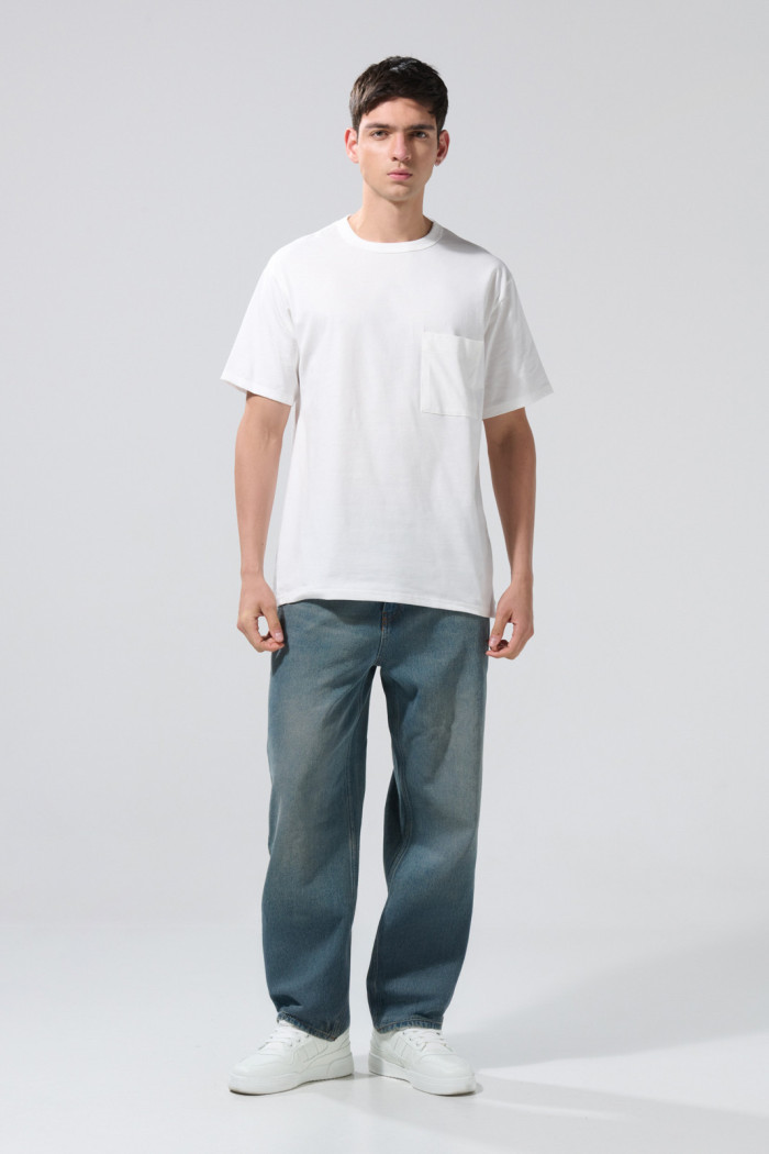 Camiseta oversize unicolor con bolsillo y cuello redondo