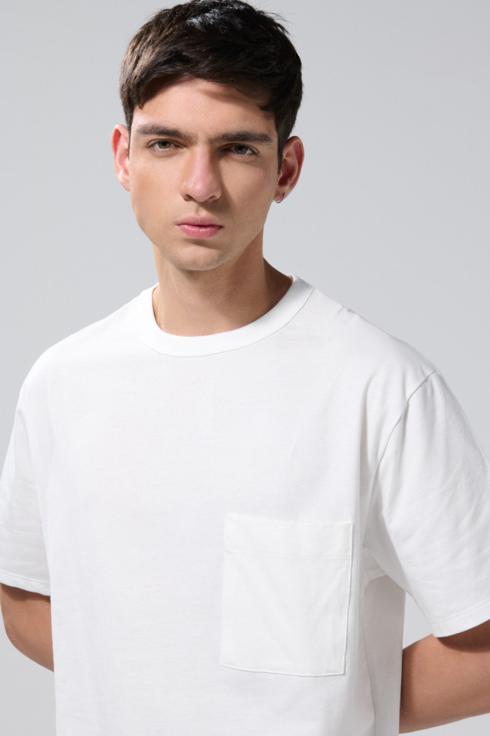 Camiseta oversize unicolor con bolsillo y cuello redondo