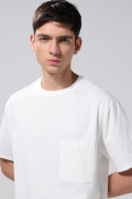 Camiseta oversize unicolor con bolsillo y cuello redondo