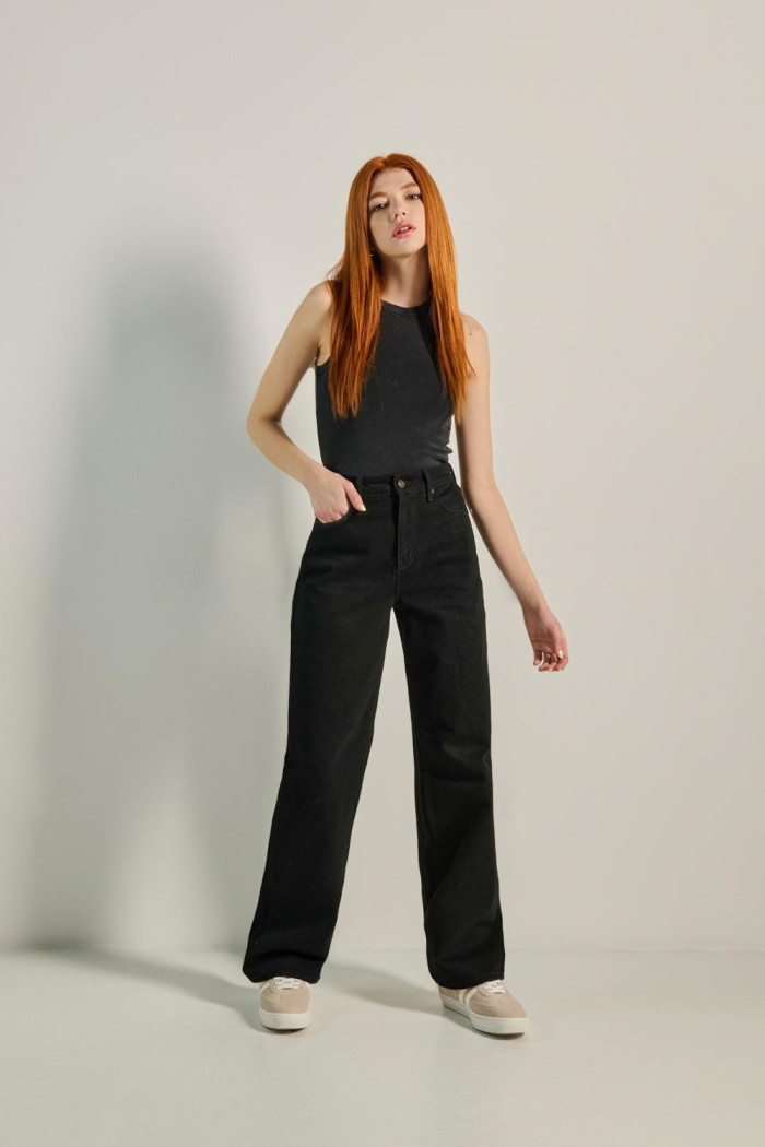 Jean tiro alto 90´S negro con bota ancha y bolsillos