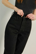 Jean tiro alto 90´S negro con bota ancha y bolsillos