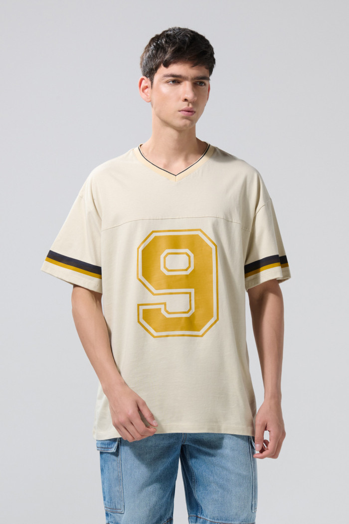 Camiseta cuello V oversize kaki con diseño college