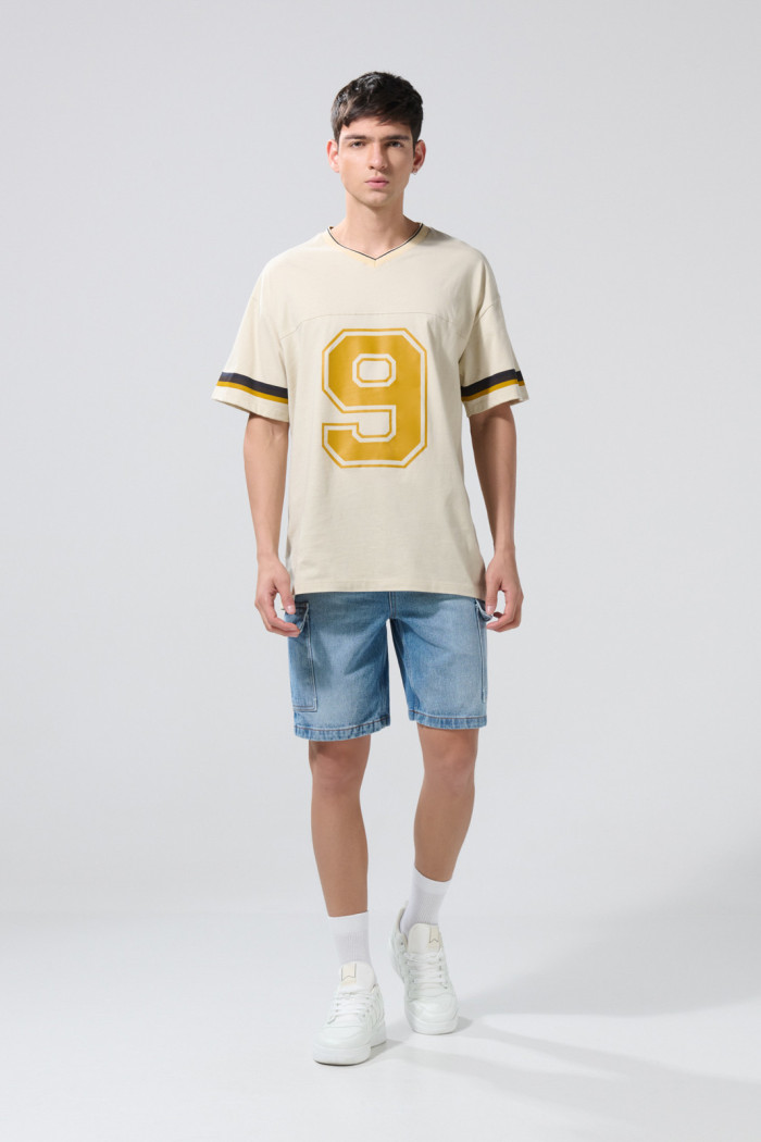 Camiseta cuello V oversize kaki con diseño college