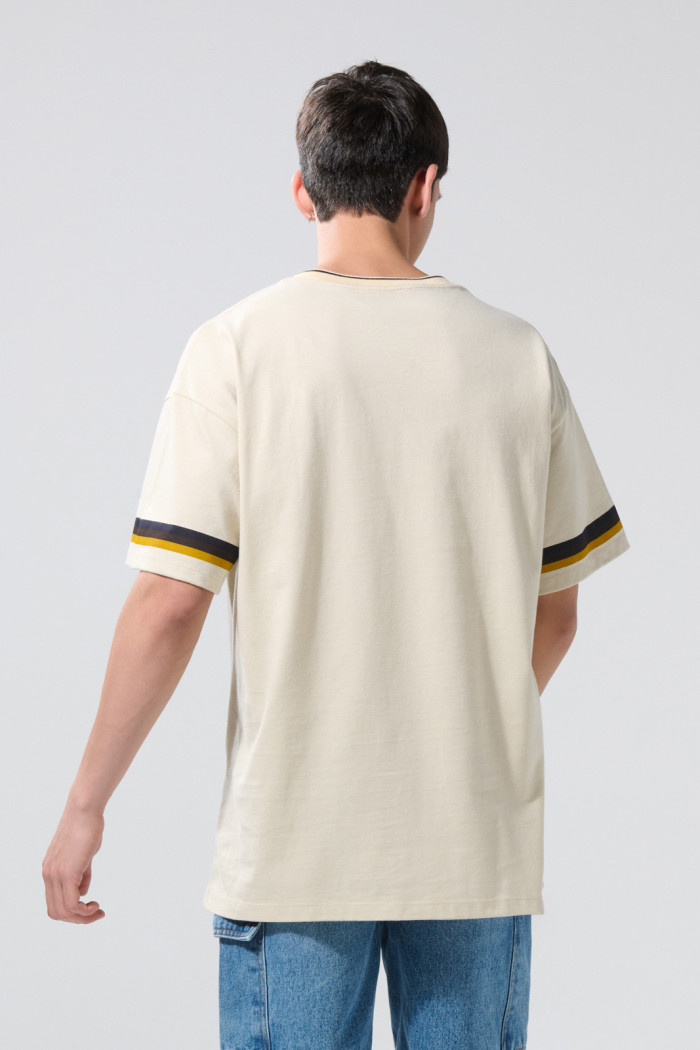 Camiseta cuello V oversize kaki con diseño college