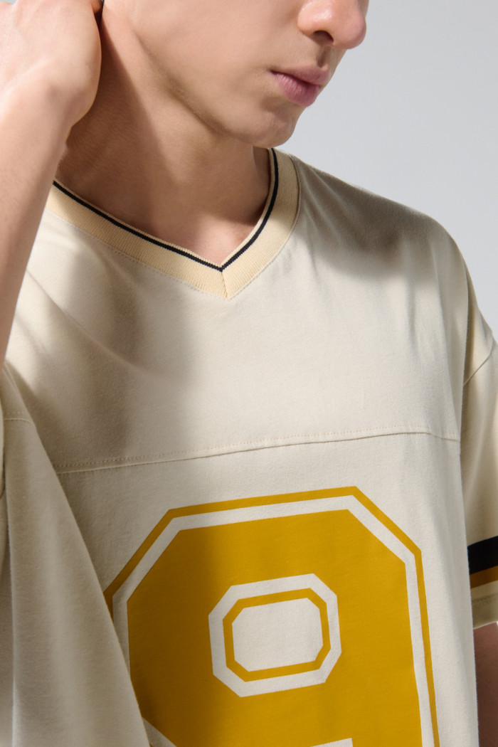 Camiseta cuello V oversize kaki con diseño college