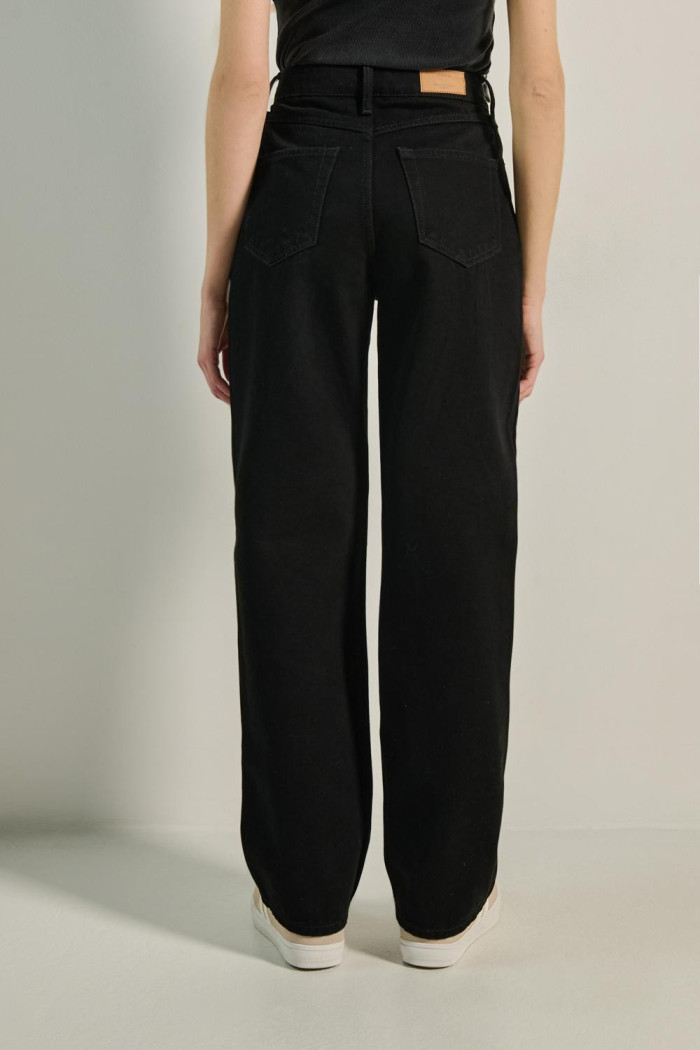 Jean tiro alto 90´S negro con bota ancha y bolsillos