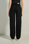 Jean tiro alto 90´S negro con bota ancha y bolsillos