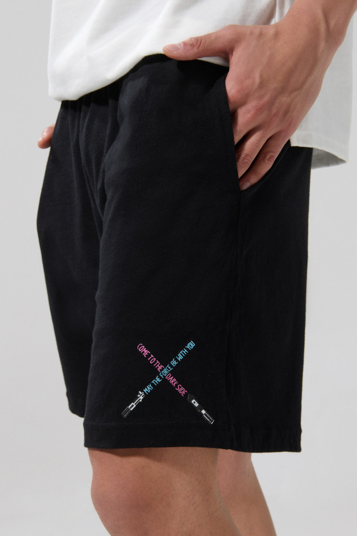 Bermuda negra con bolsillos y diseño de Star Wars