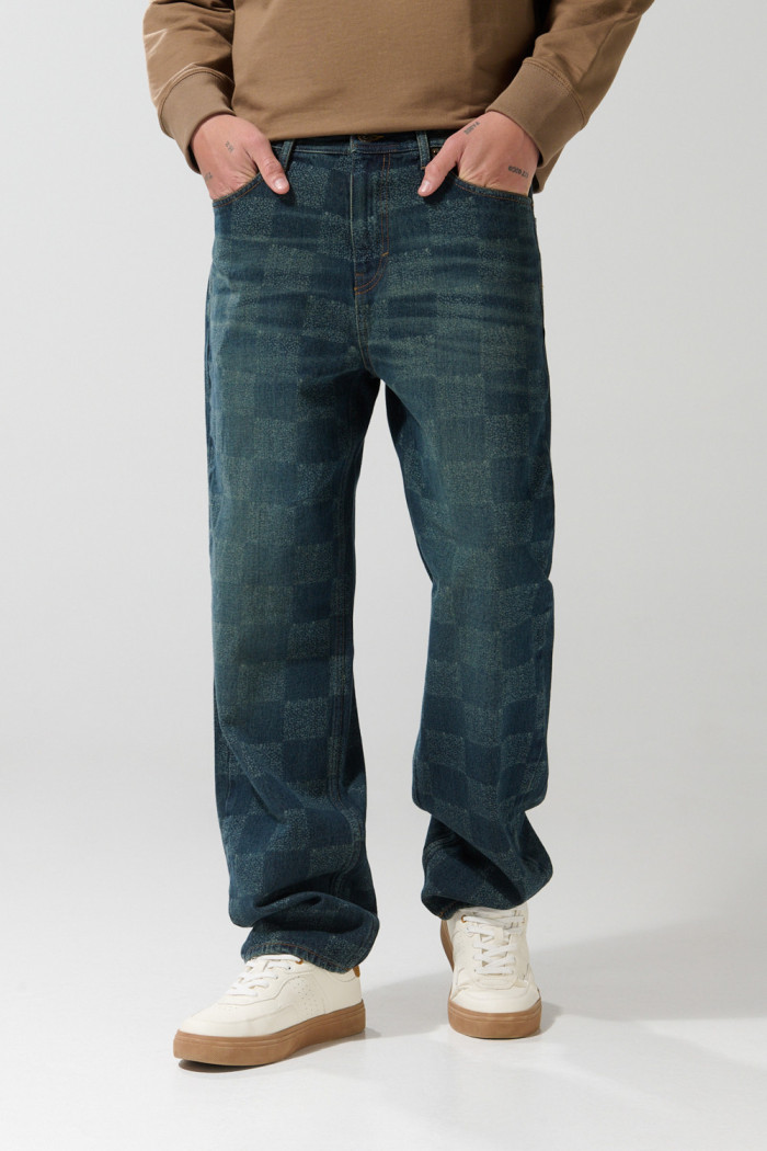 Jean 90´S azul oscuro con cuadros, bota ancha y tiro medio