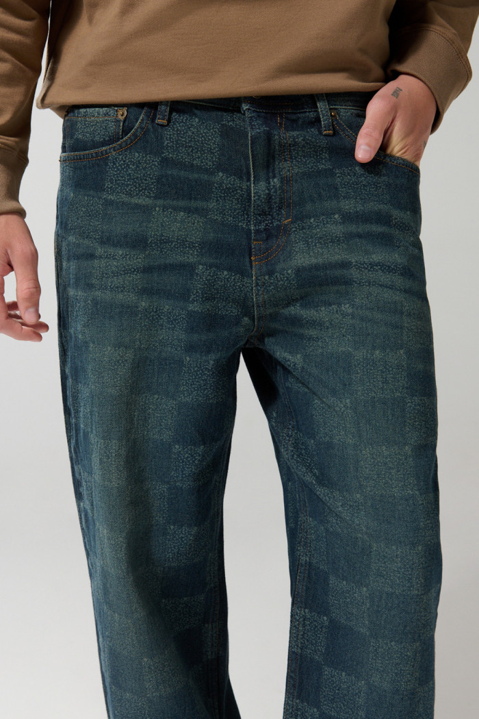 Jean 90´S azul oscuro con cuadros, bota ancha y tiro medio
