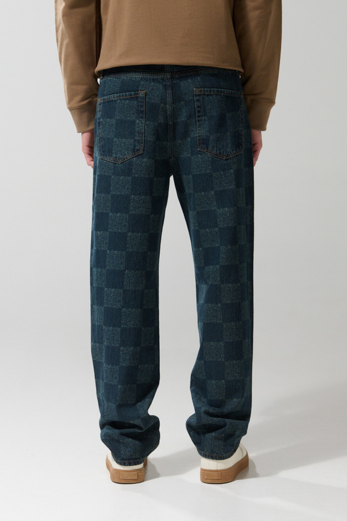 Jean 90´S azul oscuro con cuadros, bota ancha y tiro medio