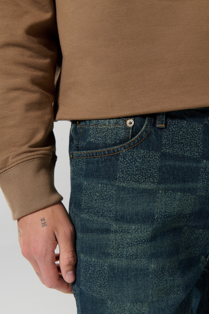 Jean 90´S azul oscuro con cuadros, bota ancha y tiro medio