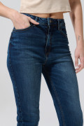 Jean mom bota recta tiro súper alto azul oscuro