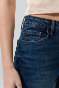 Jean mom bota recta tiro súper alto azul oscuro