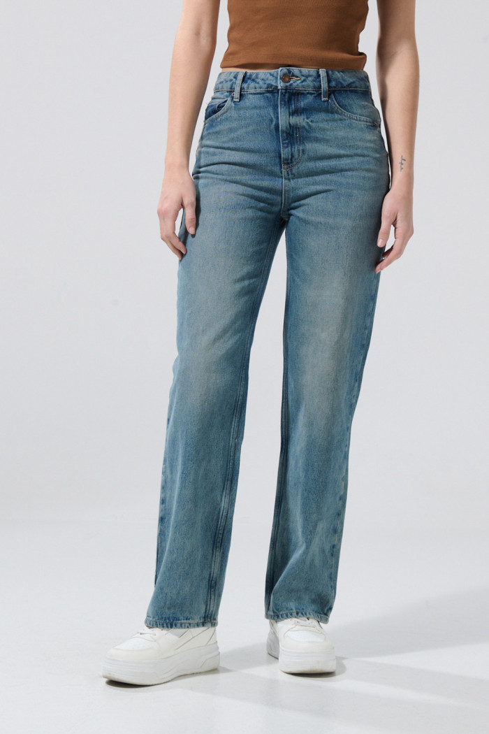 Jean azul medio 90´S tiro alto con desgastes y bota recta