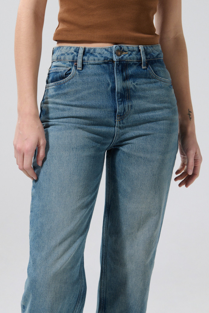 Jean azul medio 90´S tiro alto con desgastes y bota recta