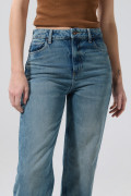 Jean azul medio 90´S tiro alto con desgastes y bota recta