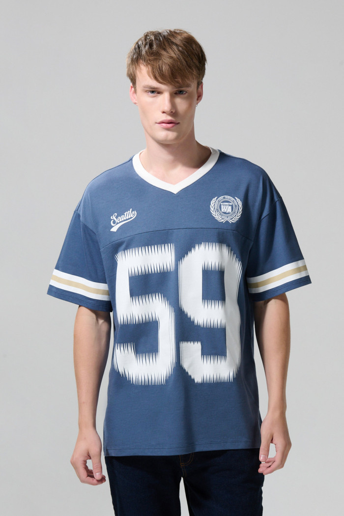 Camiseta cuello V azul oscura con estampados college
