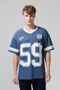 Camiseta cuello V azul oscura con estampados college