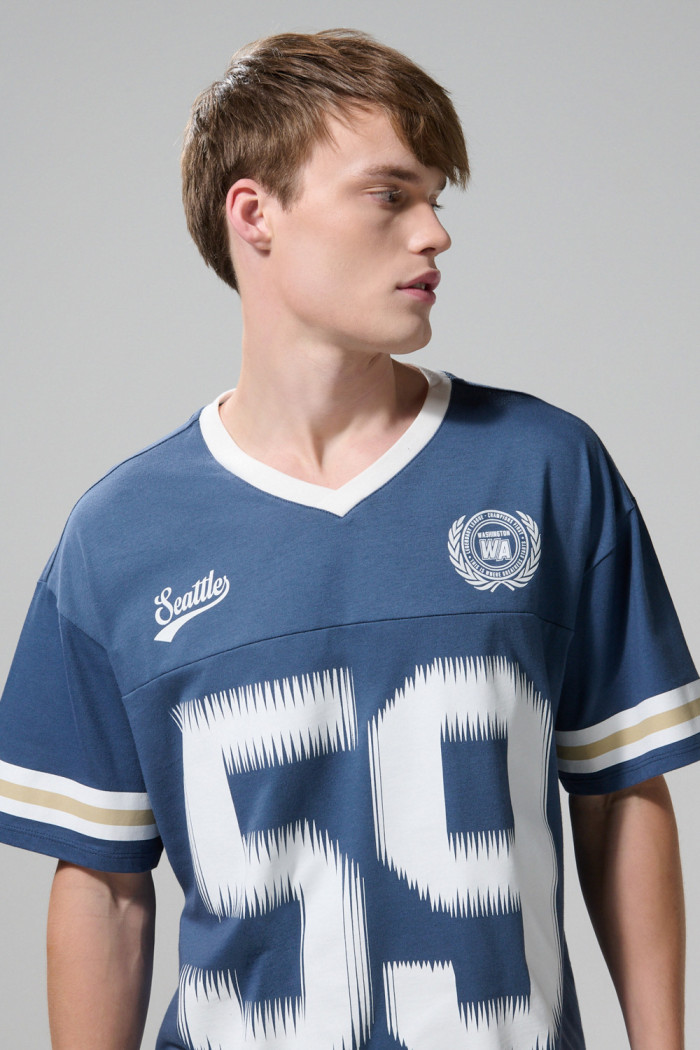Camiseta cuello V azul oscura con estampados college