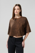 Camiseta crop top oversize café con diseños de animal print
