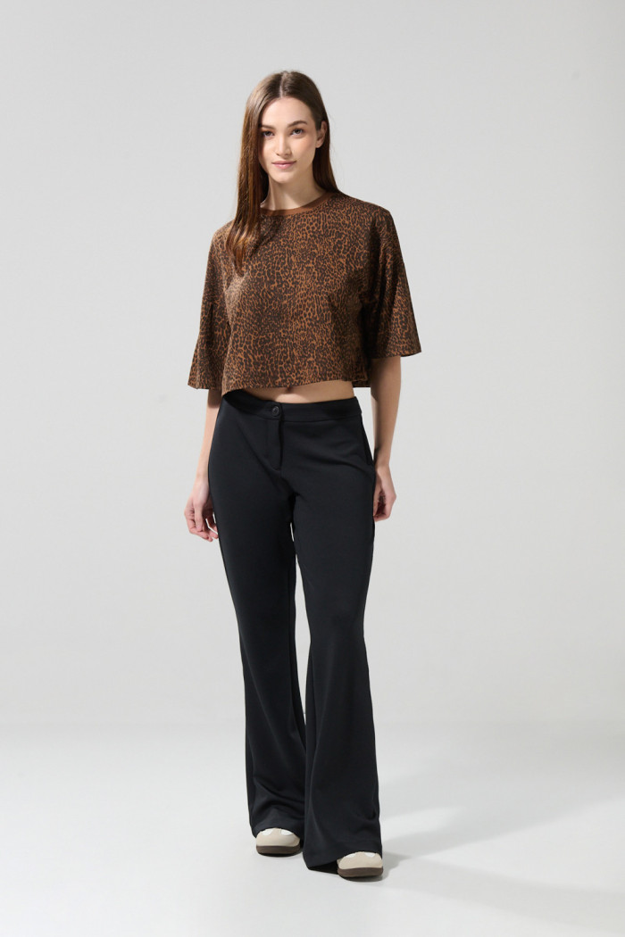Camiseta crop top oversize café con diseños de animal print