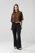 Camiseta crop top oversize café con diseños de animal print