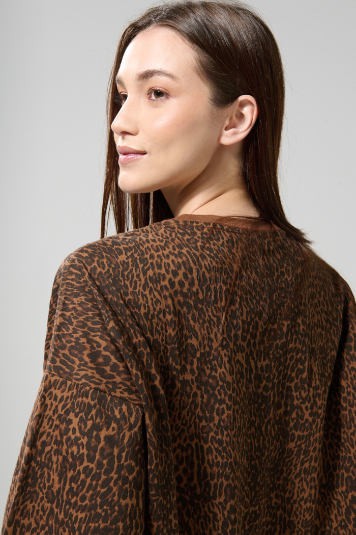 Camiseta crop top oversize café con diseños de animal print