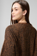 Camiseta crop top oversize café con diseños de animal print