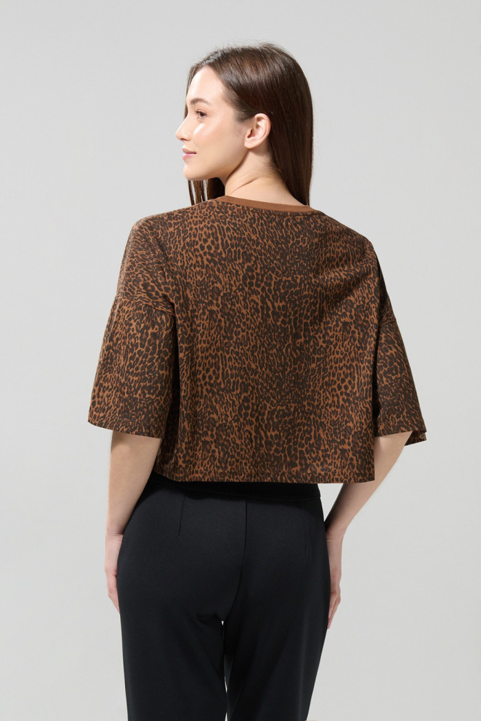 Camiseta crop top oversize café con diseños de animal print