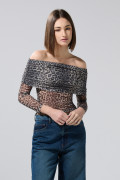 Camiseta negra con cuello bandeja y diseños de animal print