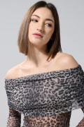 Camiseta negra con cuello bandeja y diseños de animal print