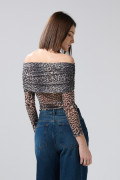 Camiseta negra con cuello bandeja y diseños de animal print