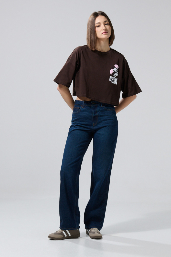Camiseta crop top café oscura oversize con arte de Minnie