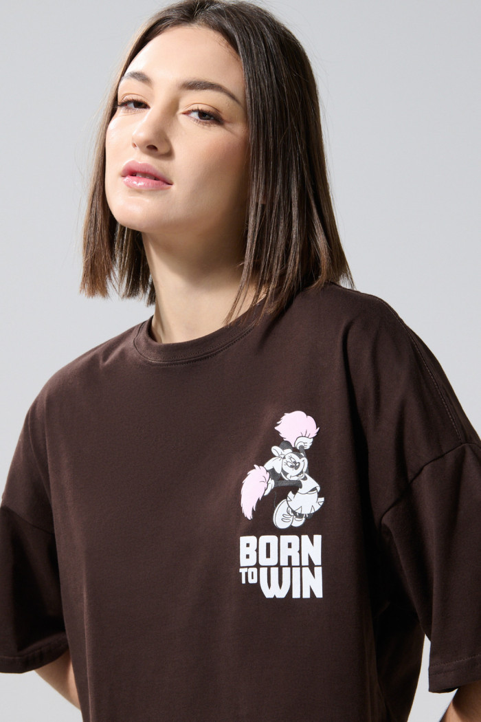 Camiseta crop top café oscura oversize con arte de Minnie